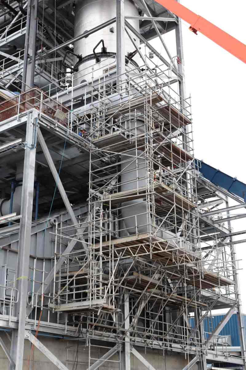 20211015 radiant heaters supporting steel framework installation with scalfolding stair towers