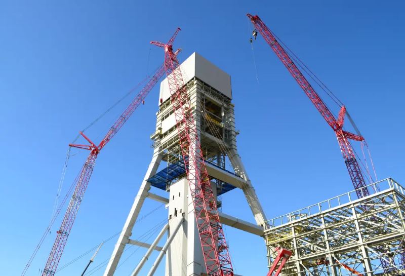 headframes lift onto towers