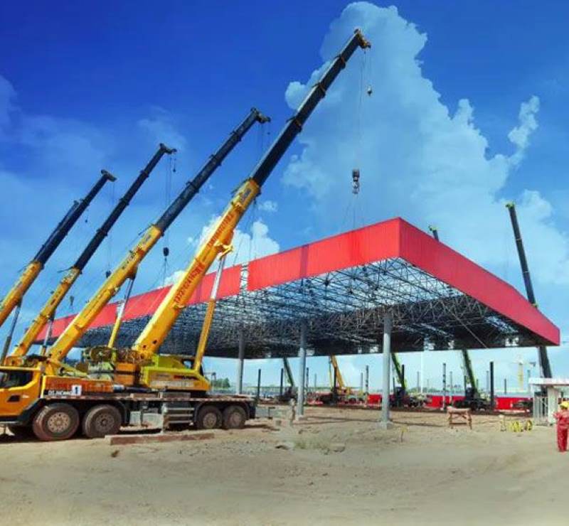 Prefabricated Gas Station Steel Structure Canopy Buildings During Erection