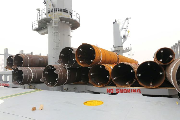 Hinkley_Point_C_Temporary_Jetty_Steel_Piles_17_pipe-loading-onto-vessel