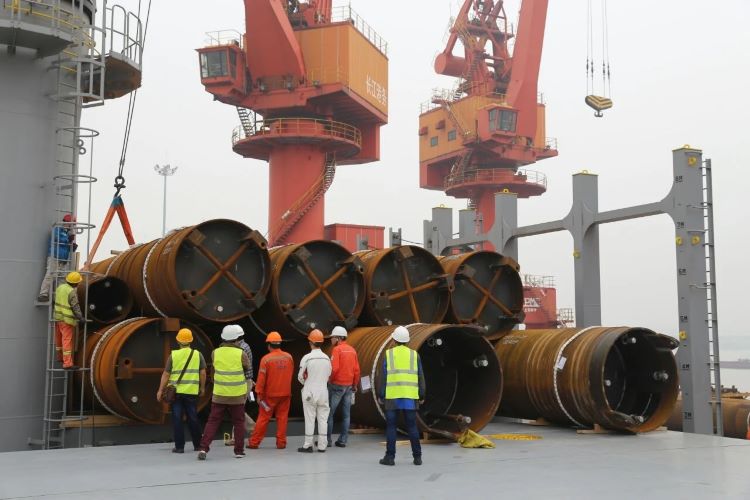 Hinkley_Point_C_Temporary_Jetty_Steel_Piles_20_customers-witness-and-ZHM-representative-final-loading-inspection