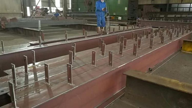 RAAF_Aircraft_Hangar_Steel_Structures_Australia_06_roof-rafter-cleaning-before-galvanization