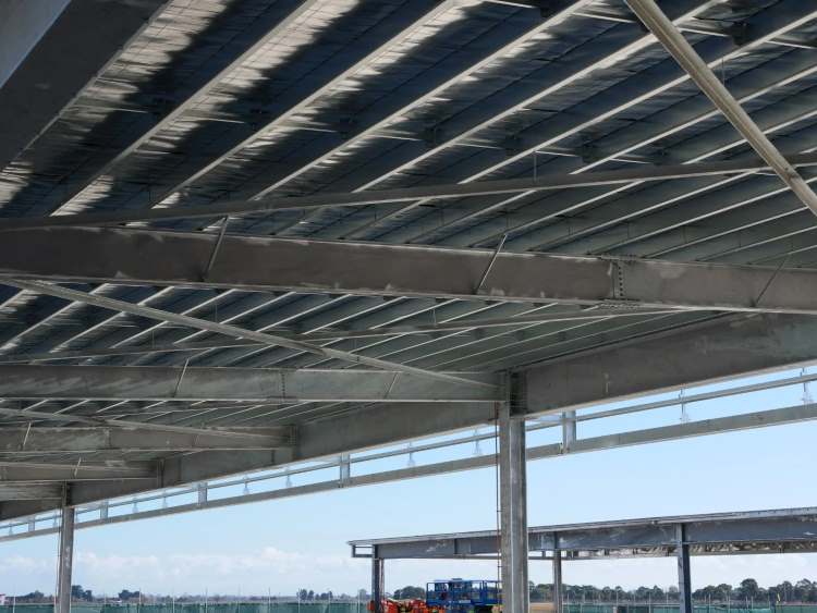 RAAF_Aircraft_Hangar_Steel_Structures_Australia_10_Roof-panel-ceiling-installation