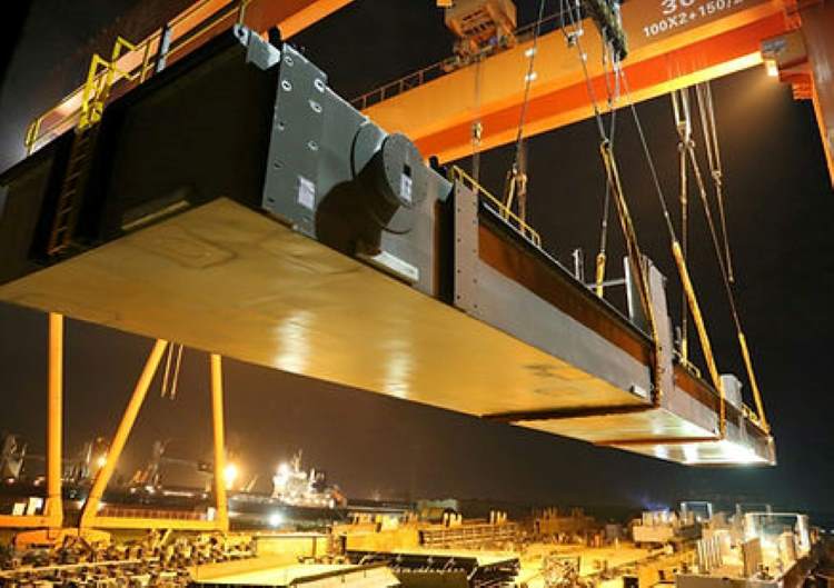 The pontoons were lifted with 2 cranes were lifted at the fabrication facility using 2 cranes