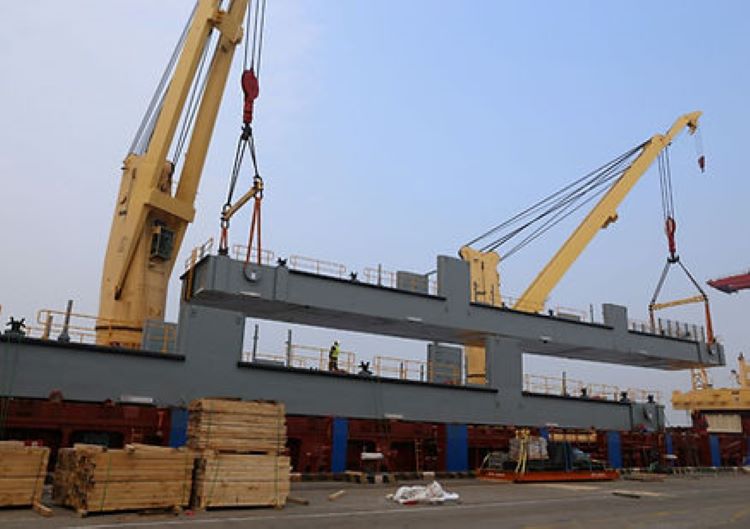 Loading of the 52 metre length pontoon