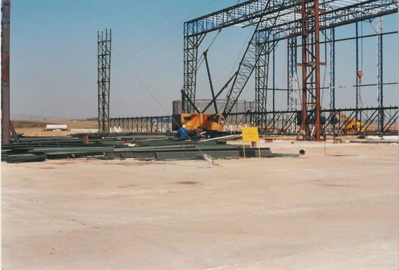 Truss chord diagonals ground pre-mounted by crawler hoist crane