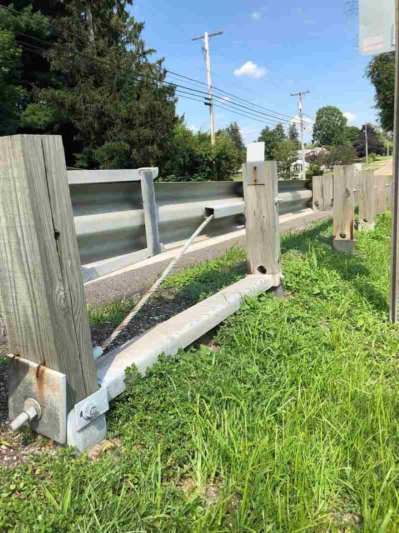 Strut and yoke assembly at highway express way