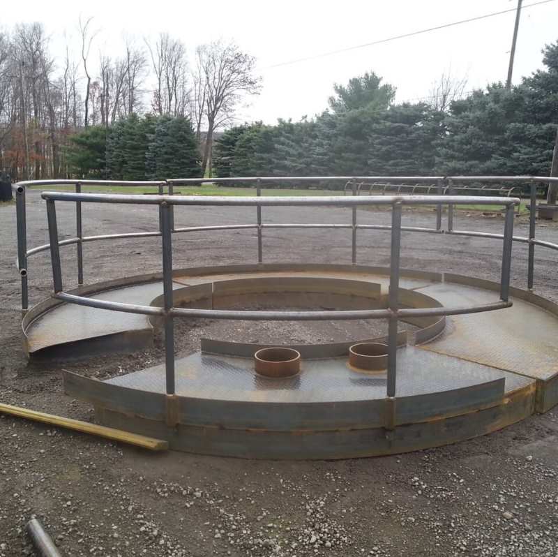 circular platform and railing for oil and gas industry