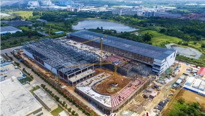 The steel structure of the public bonded warehouse project for daily duty-free goods in Hainan is capped