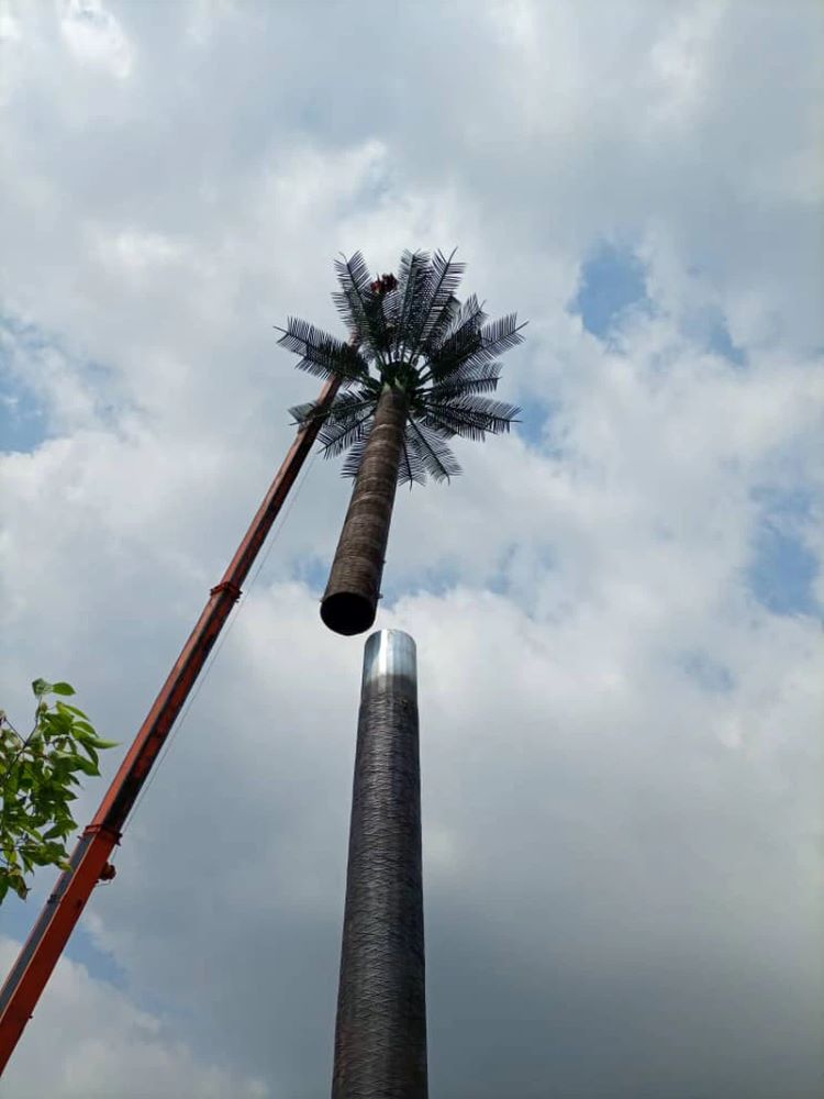 Steel Pole Artificial Bionic Tree For Camouflaged Telecommunications Tower And Landscape